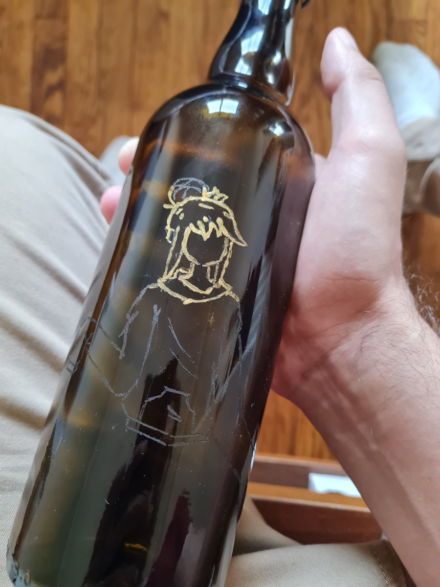 Heykiera_'s tweet photo. Golden ink on OC engraved on an amber bottle 😁 https://t.co/d2y7fpXnAL