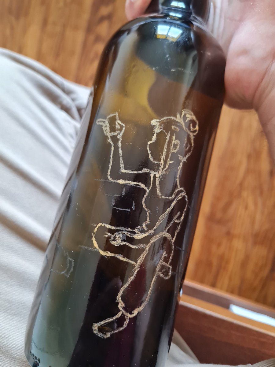 Heykiera_'s tweet photo. Golden ink on OC engraved on an amber bottle 😁 https://t.co/d2y7fpXnAL