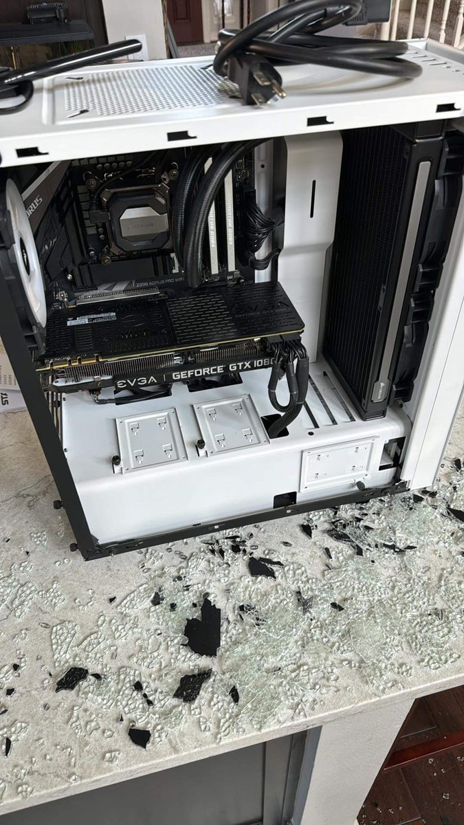 MikeEpperson's tweet photo. @NZXT Noooo. Went to get my older gaming pc setup to give to my nephew and this happened.  NZXT S340.  Any chance yall still have replacement panels? https://t.co/pEckC1AgGO