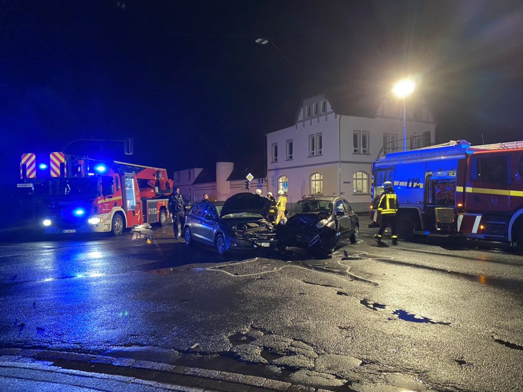 Schwerer #Verkehrsunfall auf der Borker Str. in #Waltrop fordert drei #Verletzte. Schwangere 23 jährige aus Waltrop, ihr Sohn u. die 27 jährige Unfallgegnerin aus #Lünen wurden mit #Rettungswagen in Krankenhäuser in Datteln eingeliefert. Unfallursächlich war ein Vorfahrtsverstoss