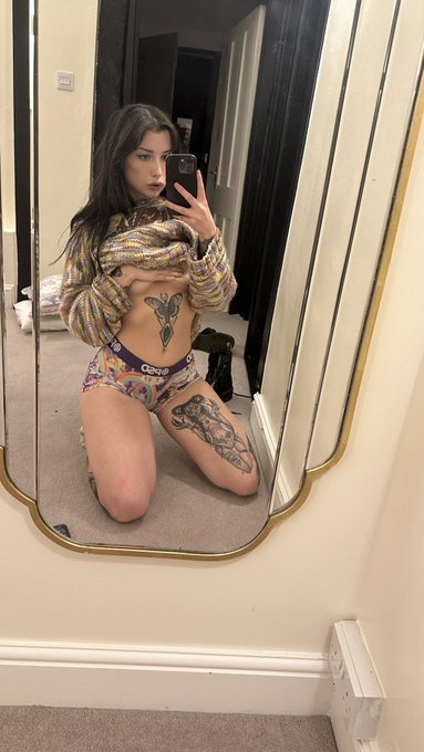 1 or 2? 🥹 https://t.co/33GimEeIMi