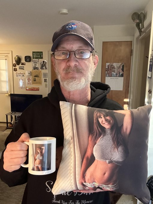 Big thanks to Don, a great fan and collector!                             Always kind, polite and upbeat<a href="/tag/sexycalendar"class="tags"><span>#sexycalendar</span></a><a href="/tag/2024calendar"class="tags"><span>#2024calendar</span></a>