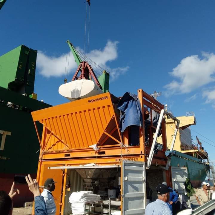 Más de seis mil toneladas de arroz se descargan desde hoy en el Puerto Angola de #Nuevitas para su distribución a la canasta básica normanda.

Información de Radio Nuevitas.