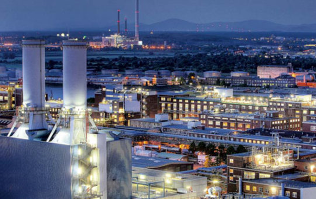 RaboResearch publiceerde op de valreep van 2023 een stuk over 'strategische autonomie' .

Een stevige publicatie met stevige conclusies: er wordt gebroken met het economisch beleid💶van de afgelopen decennia.

Een (lange) 🧵 /1.