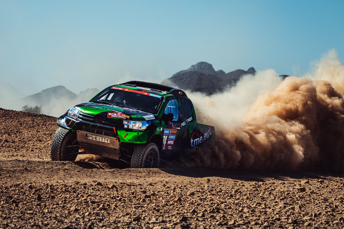 TME_team's tweet photo. Czas na @dakar 💪 z #teamTME 🔥

ℹ️ Zespół rajdowy Proxcars TME Rally Team pod wodzą Magdaleny Zając jest już w Arabii Saudyjskiej i zakończył przygotowania do udziału w #Dakar2024, który rozpoczyna się się już w piątek #DakarInSaudi 

Łodzianka zaczyna starty! @Miasto_Lodz 🤜🤛 https://t.co/Cc2VT2fN3K