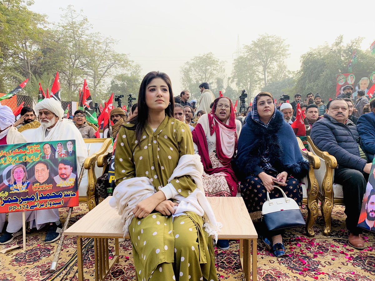 MairaHashmi7's tweet photo. جاتی امراء میں 
یہ میں ہوں ✌🏻
اور  پیچھے میرے پیپلزپارٹی کے جیالے ہیں 🇱🇾🤩 https://t.co/W8FsX1ayIr