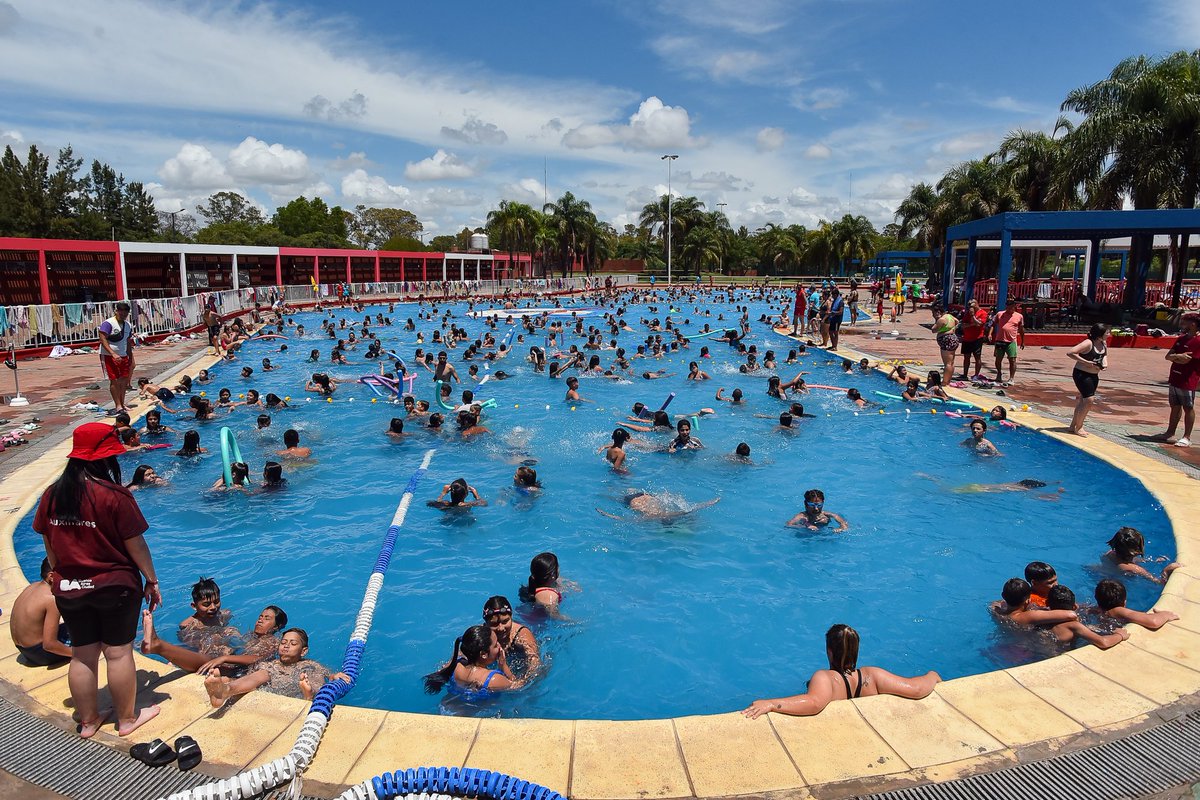 DeportesBA's tweet image. Fútbol, pile y almuerzo con amigos y amigas en las #ColoniasBA del #ParqueSarmiento