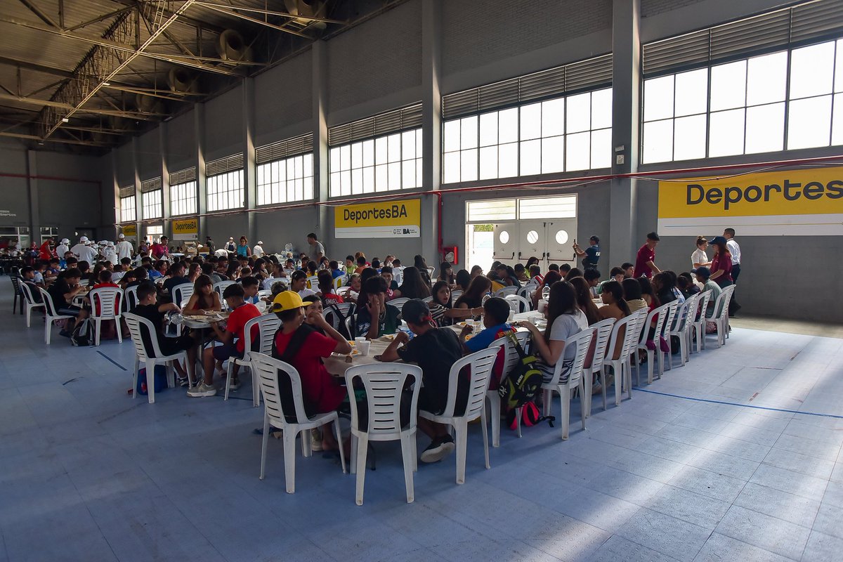 DeportesBA's tweet image. Fútbol, pile y almuerzo con amigos y amigas en las #ColoniasBA del #ParqueSarmiento
