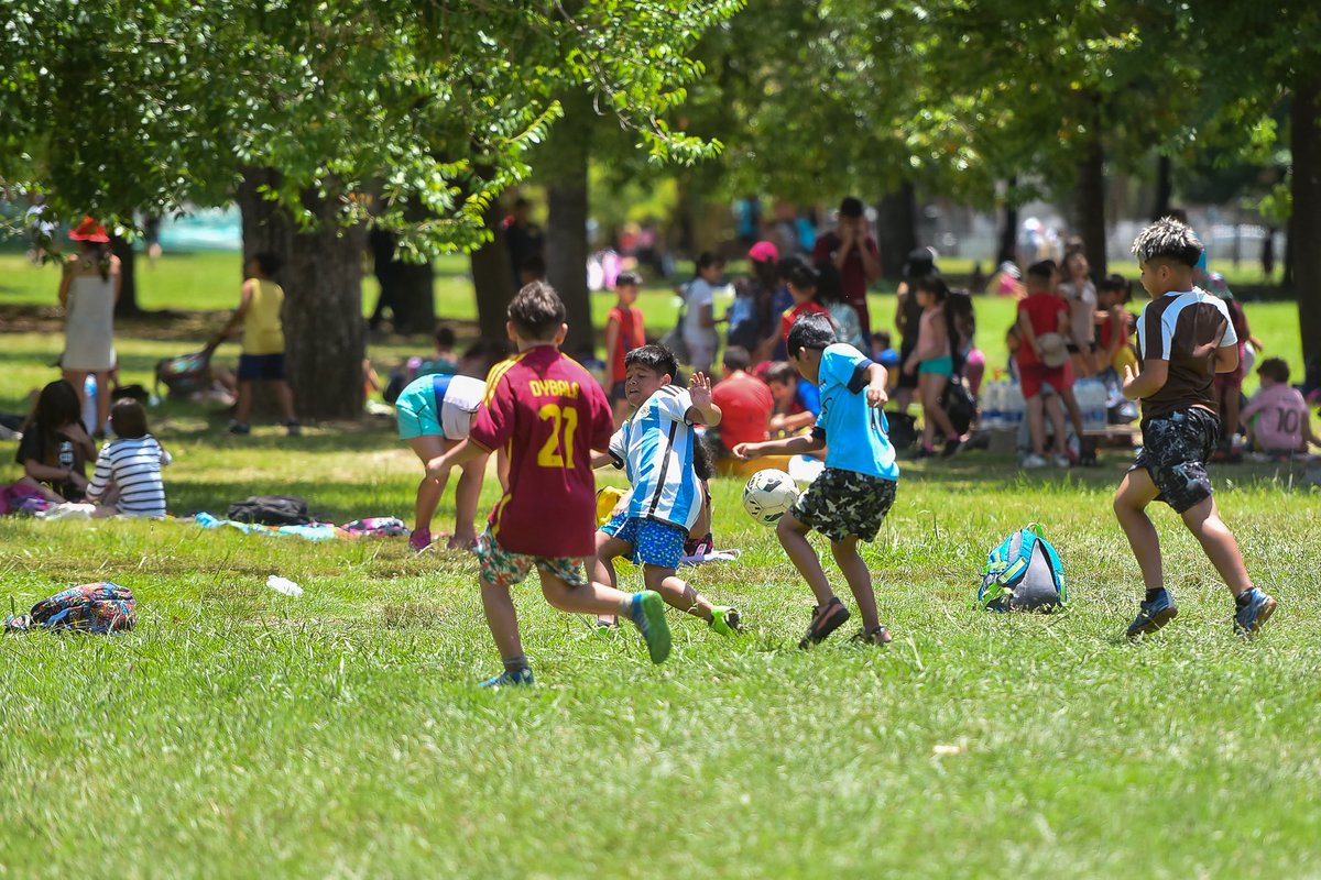 DeportesBA's tweet image. Fútbol, pile y almuerzo con amigos y amigas en las #ColoniasBA del #ParqueSarmiento