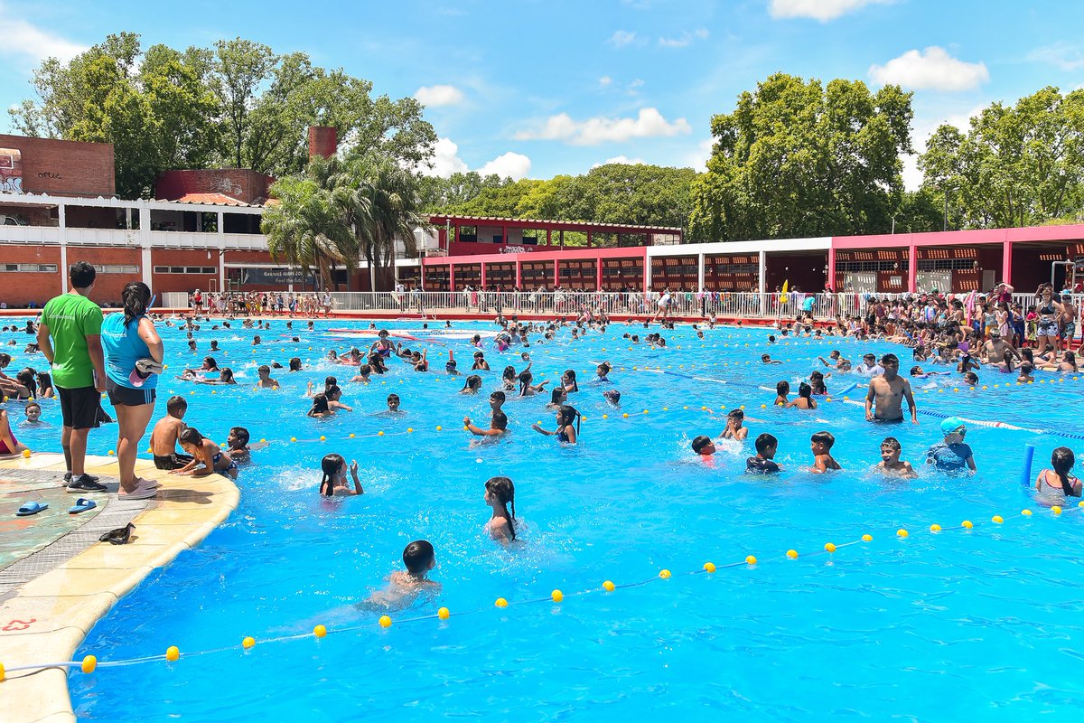 DeportesBA's tweet image. Fútbol, pile y almuerzo con amigos y amigas en las #ColoniasBA del #ParqueSarmiento