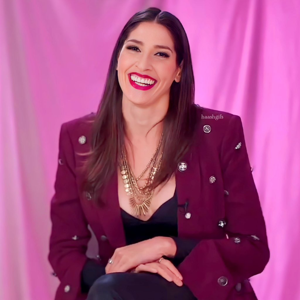 • Tu sonrisa podría iluminar hasta el lugar más oscuro • 

#MesDeAshley ❤️ <a href="/haashoficial/">Ha*Ash</a>