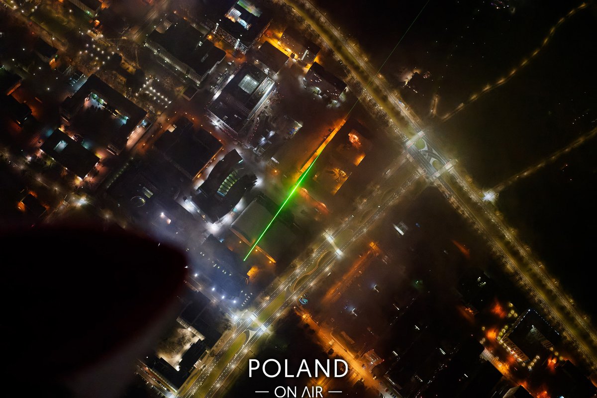 Ciekawostka z Sylwestra. Po 24,zobaczyliśmy wycelowaną pionowo wiązkę lasera. Świeciła centralnie w górę i nie podążała za nami, zakładamy, że nie było w tym złej intencji. Warto jednak dla  świadomości pokazać jak taka wiązka wygląda z powietrza. Więcej shorturl.at/ktFMR