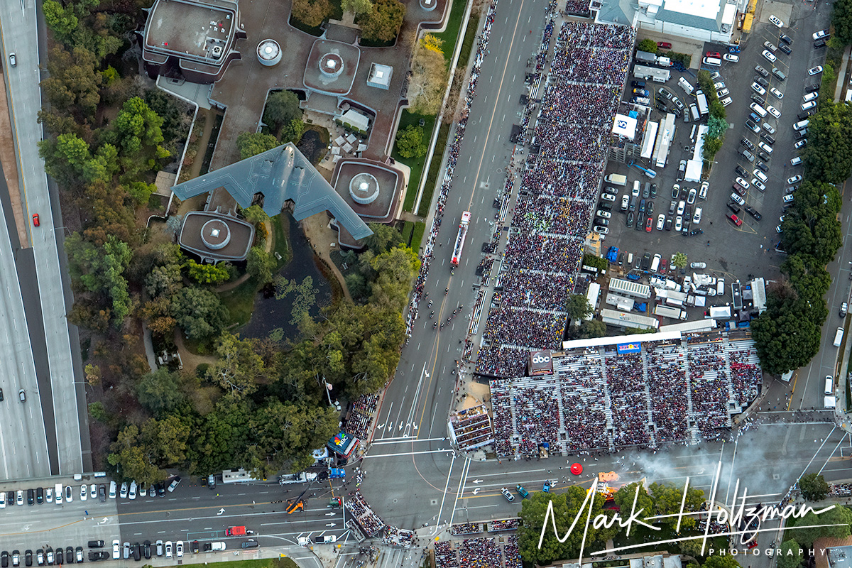 Just casually flying over the Rose Parade on New Year's Day like it's no big deal. B-2 Spirit with a major flex. 🤩 #StealthModeActivated #RoseParadeViews @RoseParade @usairforce @AirWhiteman #b2spirit #stealthbomber #aerialphotography #pilotview #fromanairplane @SonyAlpha