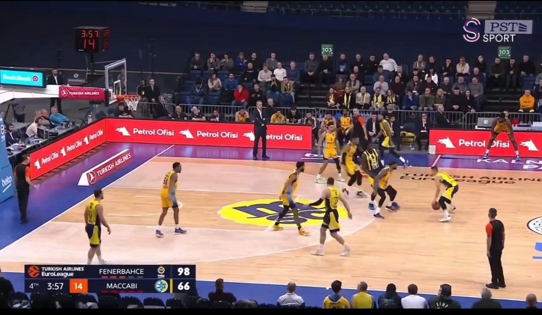 Fenerbahçe Beko ile 
İsrail'in Maccabi Tel Aviv basketbol maçı, 
İsrail'in Türkiye'yi "Güvensiz Ülke" kabul etmesi gerekçesiyle 
bu akşam Litvanya'da oynandı.

Maçta ne Atatürk tişörtü ne de Atatürk'ün sözlerinin yazılı olduğu afişler vardı.

Neyse en azından galip ayrılmışlar.