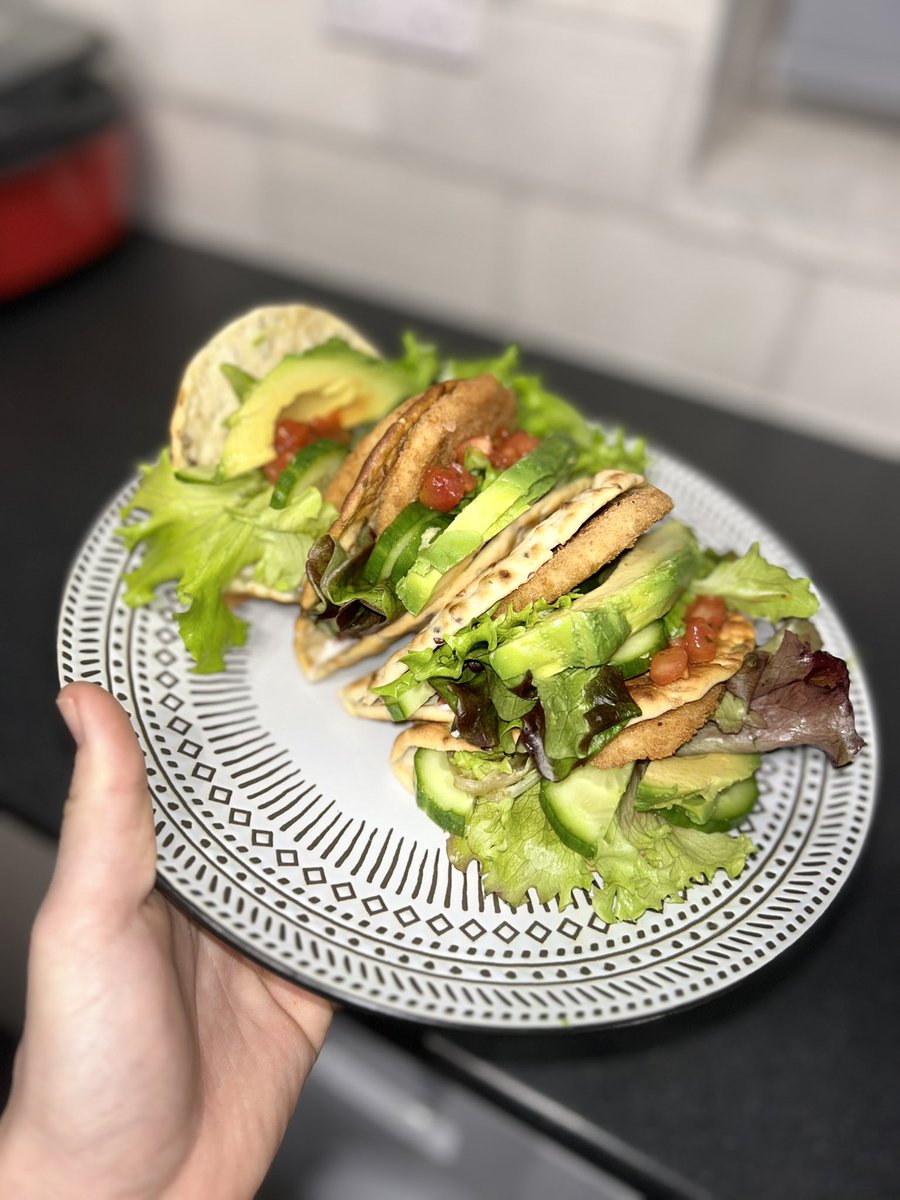 Vegan chicken escalopes in pitta bread with lettuce, cucumber, avocado, salsa & garlic aoli 🌱🌱 
delish xx
#vegan #veganfood #plantbased #veganism #veganforthem #veganfortheanimlas #veganfortheplanet #govegan