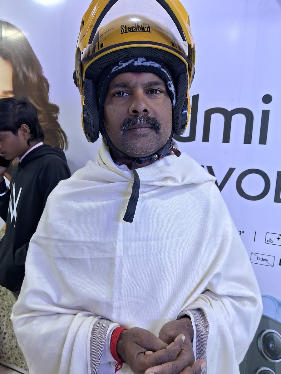 LalanMi54585569's tweet photo. किसी का मांग सुना हो जाना, किसी का कोख किसी का आंगन सुना हो जाना ,आपको भी सब कुछ पता है कि लोग मेरा, आपका कहना नहीं सुनेगें,नहीं मानेगें लेकिन बिना हेलमेट का गाड़ी चलाना खुद के लिए ,घर में छोटे-छोटे बच्चे मां-बाप और धर्मपत्नी के लिए अच्छा है क्या.... विचार करिए https://t.co/eCZmXGmLky