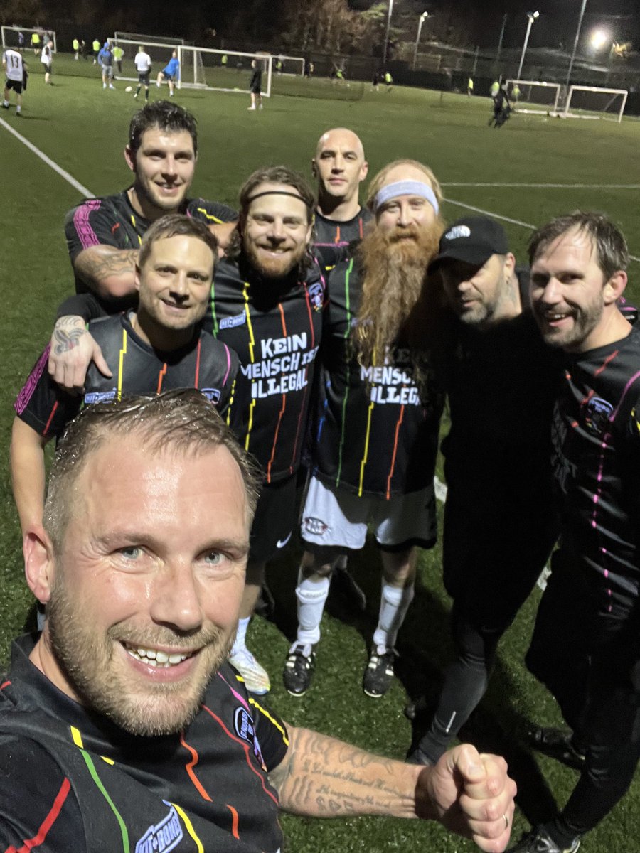 StPauliOnSea's tweet image. .@StPauliOnSea 6️⃣ (Millbourn 3, @TomBray86 , @benjaminseal25 , @99BenBray1 )
Beck Airline5️⃣
A fantastic performance in the 1st of our 2 games in the pouring rain as we beat top of the table Beck Airline in our penultimate game in @goalsfootballuk #Southend #7ASide league! #fcsp