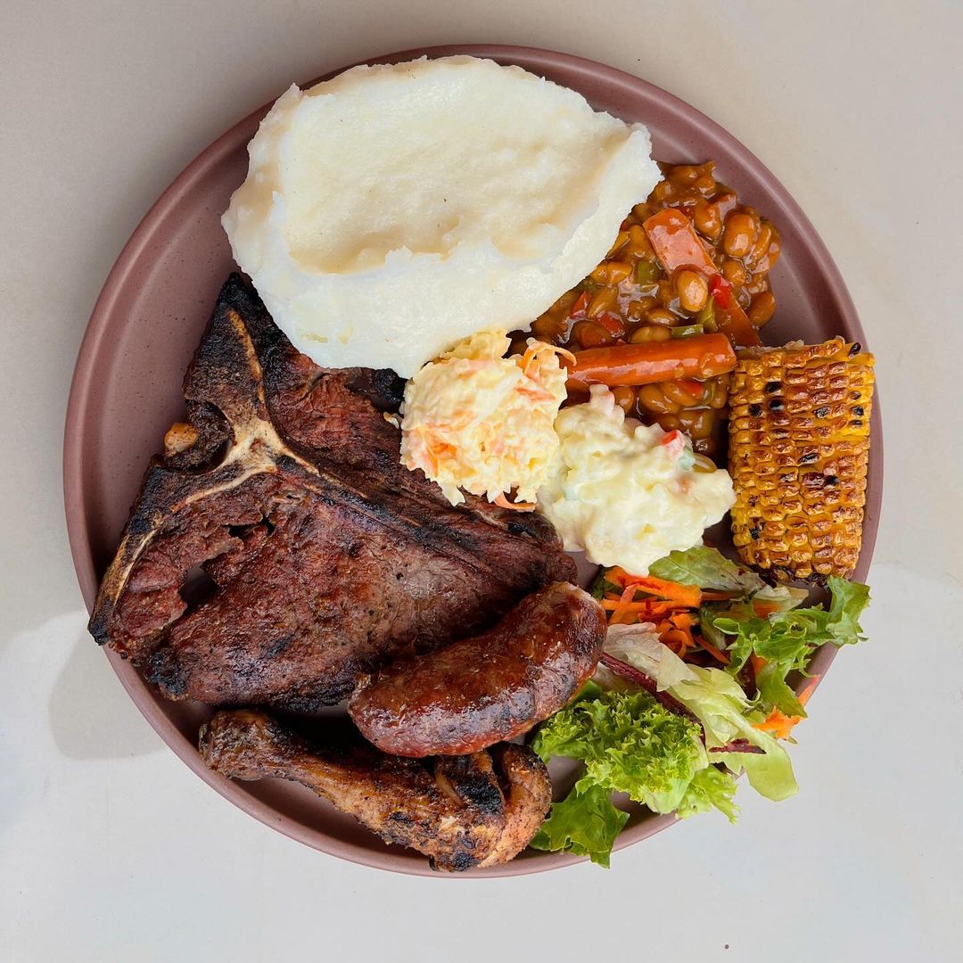 Se7enColourz's tweet photo. Classic braai plate🤌🏽 Nothing's missing on this beauty😍
📷: the_admirable_view #homecooked #foodie #southafricanfood #sevencolours https://t.co/233es558vZ