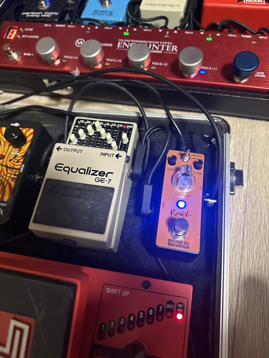 Rotten106Tosix's tweet photo. サブボードにRevolのディストーションなんか入れてみる(ﾟ∀ﾟ　) https://t.co/NdCu19BvT5