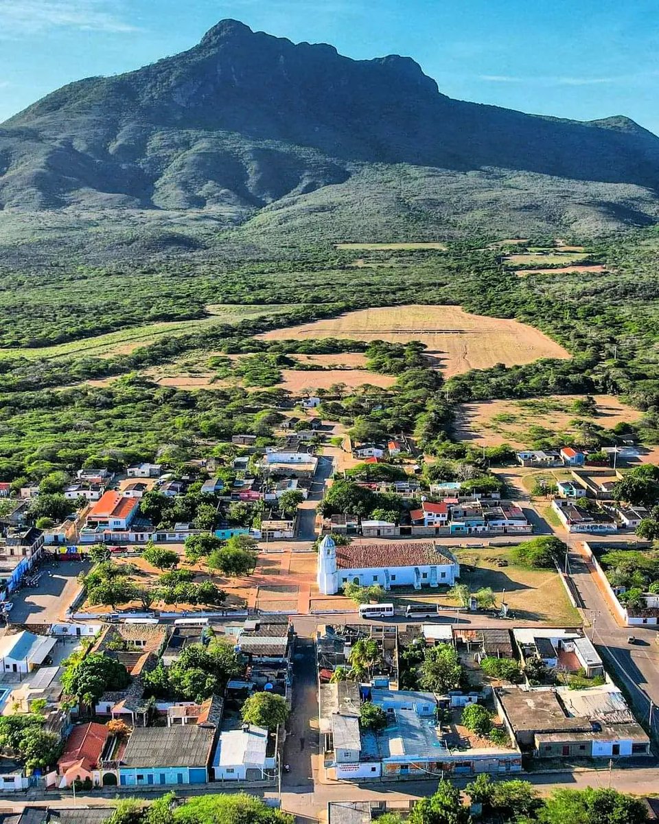 INATURFALCON's tweet photo. El majestuoso Monumento Natural "Cerro Santa Ana" 🇻🇪
#cerrosantaana #paraguana #falcon #venezuela #turismo #reels
#VenezuelaAbiertaAlFuturo
💛💙❤️
🎥 @aerodronepf
@nicolasmaduro
@delcyrodriguezv
@AliErnesto32
@minturvzla
@inaturvzla
@mippcivzla https://t.co/p8Lb3Qj34G