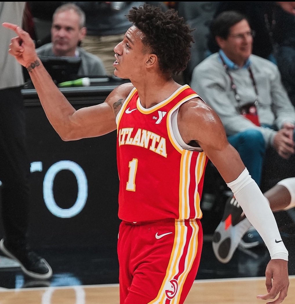 HawksFanTV's tweet photo. Jalen Johnson 2022-23 season: 

5.6 PPG • 4 RPG • 1.2 APG
49/28/62 splits 

Jalen Johnson 2023-24 season: 
15.3 PPG • 8 RPG • 2.7 APG
59/41/79 splits 

He’s 3x his points, doubled his rebounds and doubled his assists on significantly better efficiency. MOST IMPROVED PLAYER! https://t.co/dKAHGztFzh