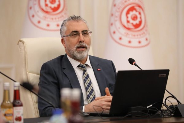 Sayın <a href="/csgbakanligi/">T.C. Çalışma ve Sosyal Güvenlik Bakanlığı</a> Bakanım <a href="/isikhanvedat/">Prof. Dr. Vedat Işıkhan</a> Geçim şartları lütfen göz önüne alınsın, sürekli bahsettiğiniz sosyal diyalog mekanizması işlesin. Çalışan ve emekliler enflasyona ezdirilmesin #SeyyanenZam elzem oldu. Kamudaki #İsciye8binseyyanen
Çağrımızı yineliyoruz.