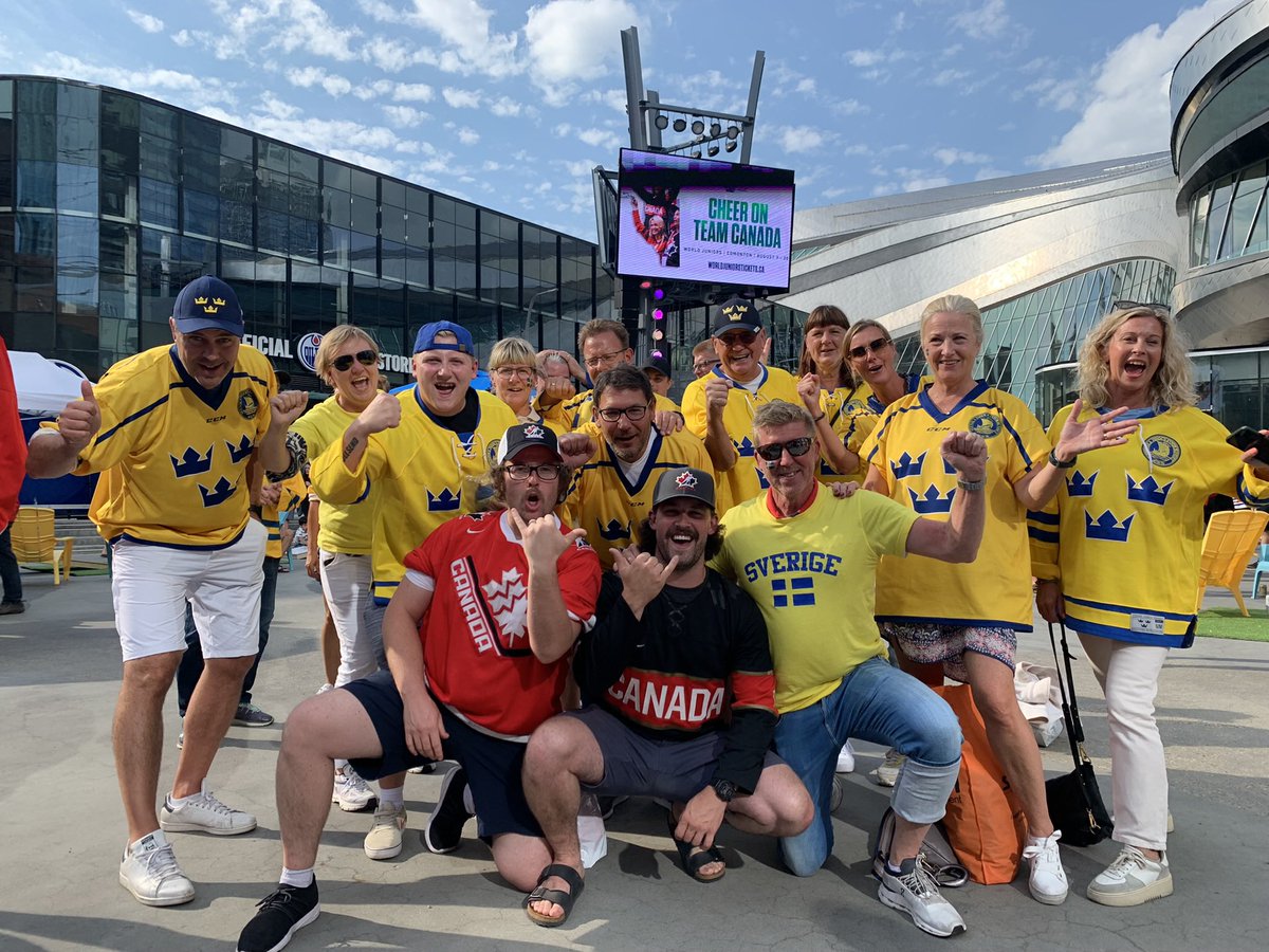 Super_BoBo18's tweet photo. @Soupy_8 @BCHockey_Refs The Swedes are a great time https://t.co/Y2wruwb6XP