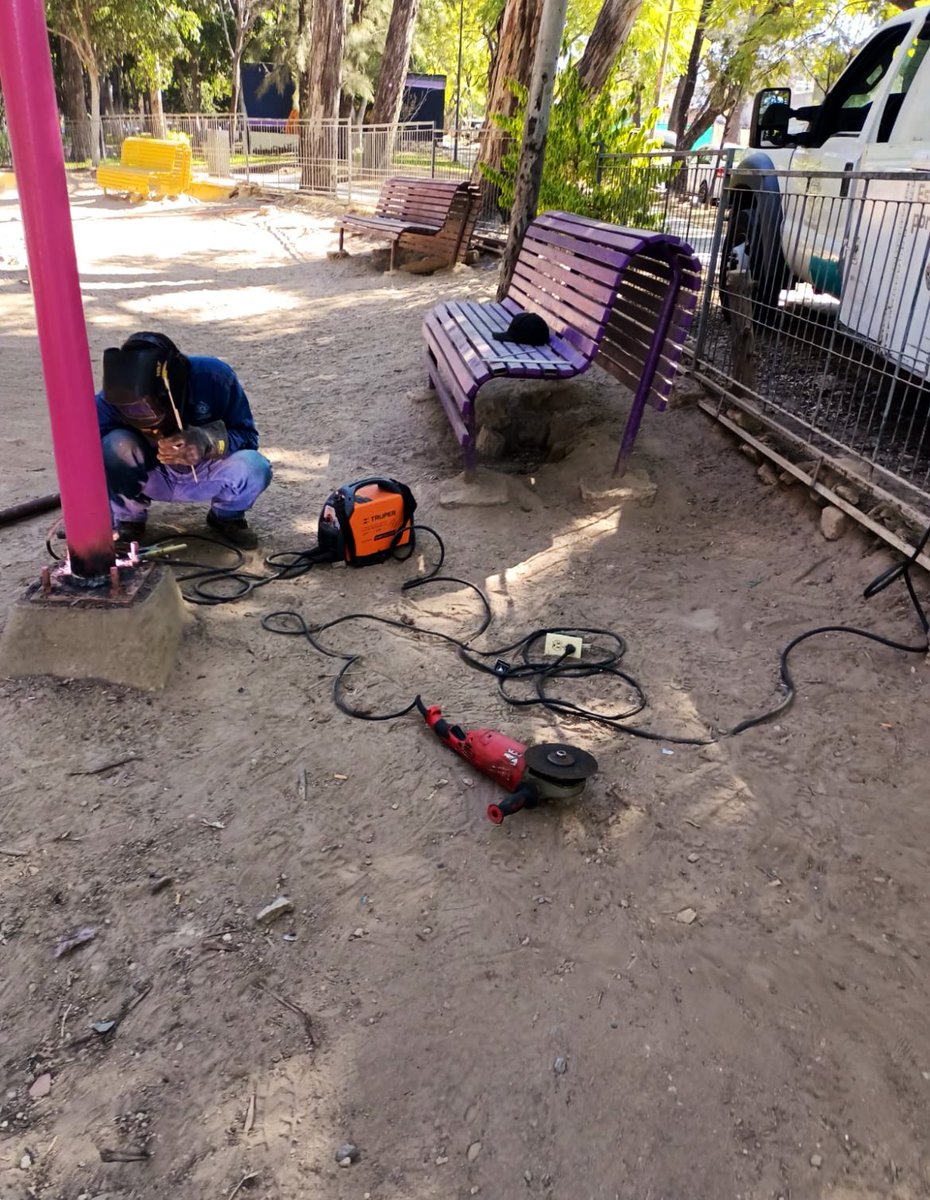 ProvidenciaNte's tweet photo. Se realiza la reparación de la luminaria caída dentro del parque Italia, en colonia Providencia, agradecemos la pronta respuesta al área de alumbrado público, @ArqEnriqueAG y @GuadalajaraGob.
#PorUnaMejorColonia. https://t.co/iVTRWoH2v0