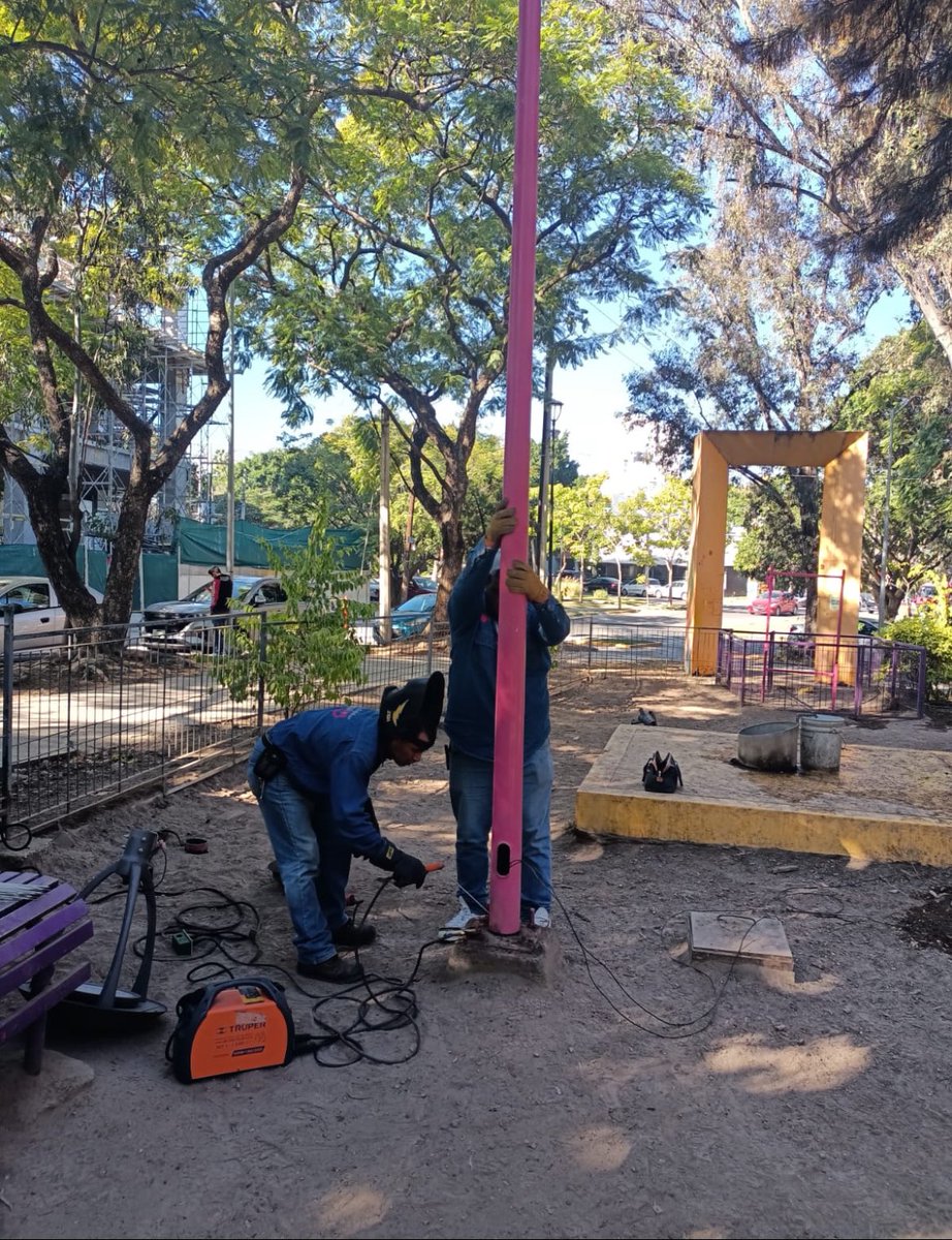 ProvidenciaNte's tweet photo. Se realiza la reparación de la luminaria caída dentro del parque Italia, en colonia Providencia, agradecemos la pronta respuesta al área de alumbrado público, @ArqEnriqueAG y @GuadalajaraGob.
#PorUnaMejorColonia. https://t.co/iVTRWoH2v0