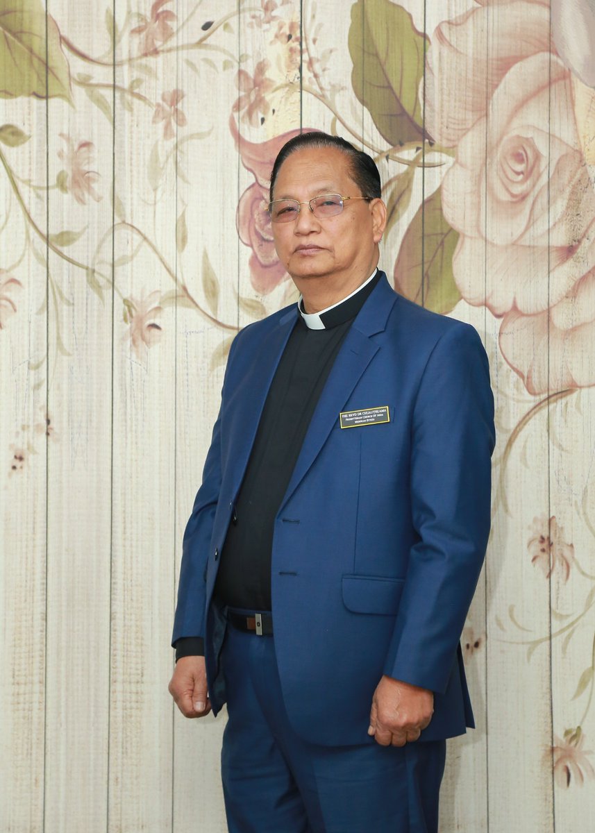 K_Sapdanga's tweet photo. Revd Chuauthuama boral thu ka lo hria a, a pawi ka tiin ka ui takzet a ni.

Hun rei tak eizawnna lama kan thawhpui, Vanglaini columnist a ni reng a, kan inngaina ve viau mai. https://t.co/rxdakmF2lb