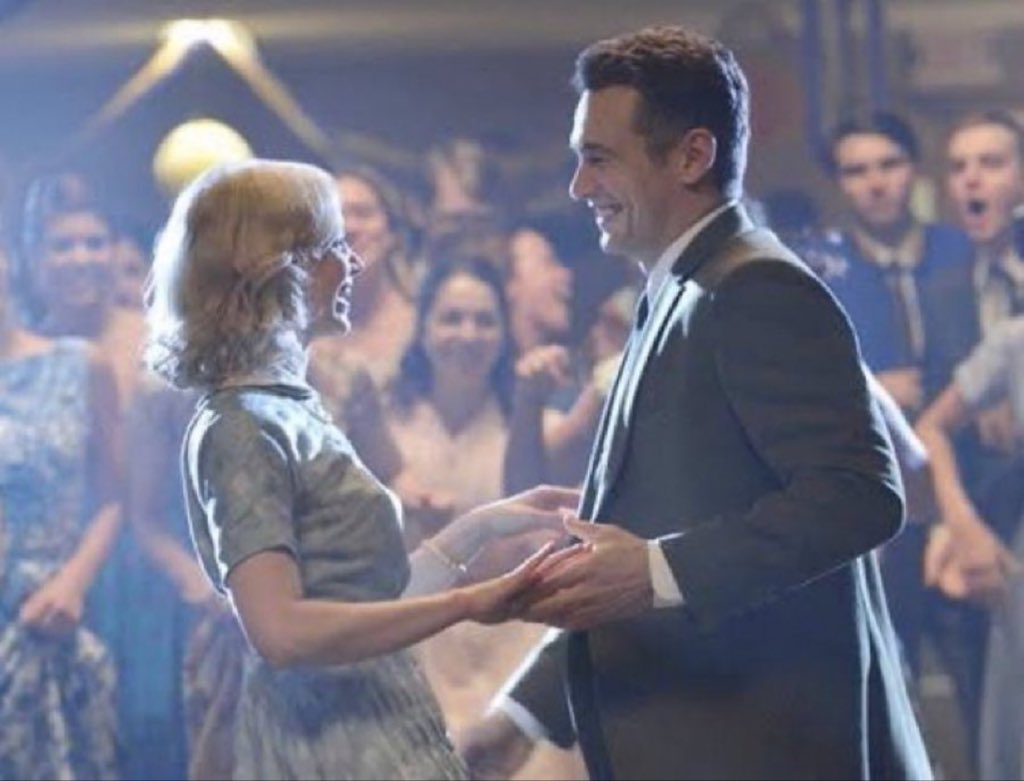 “Kendi hayatımda sahte biriymiş gibi hissediyorum. Herkesin hakkımda bir fikri var, fakat ben tamamen farklı biriyim.” 

(11.22.63)