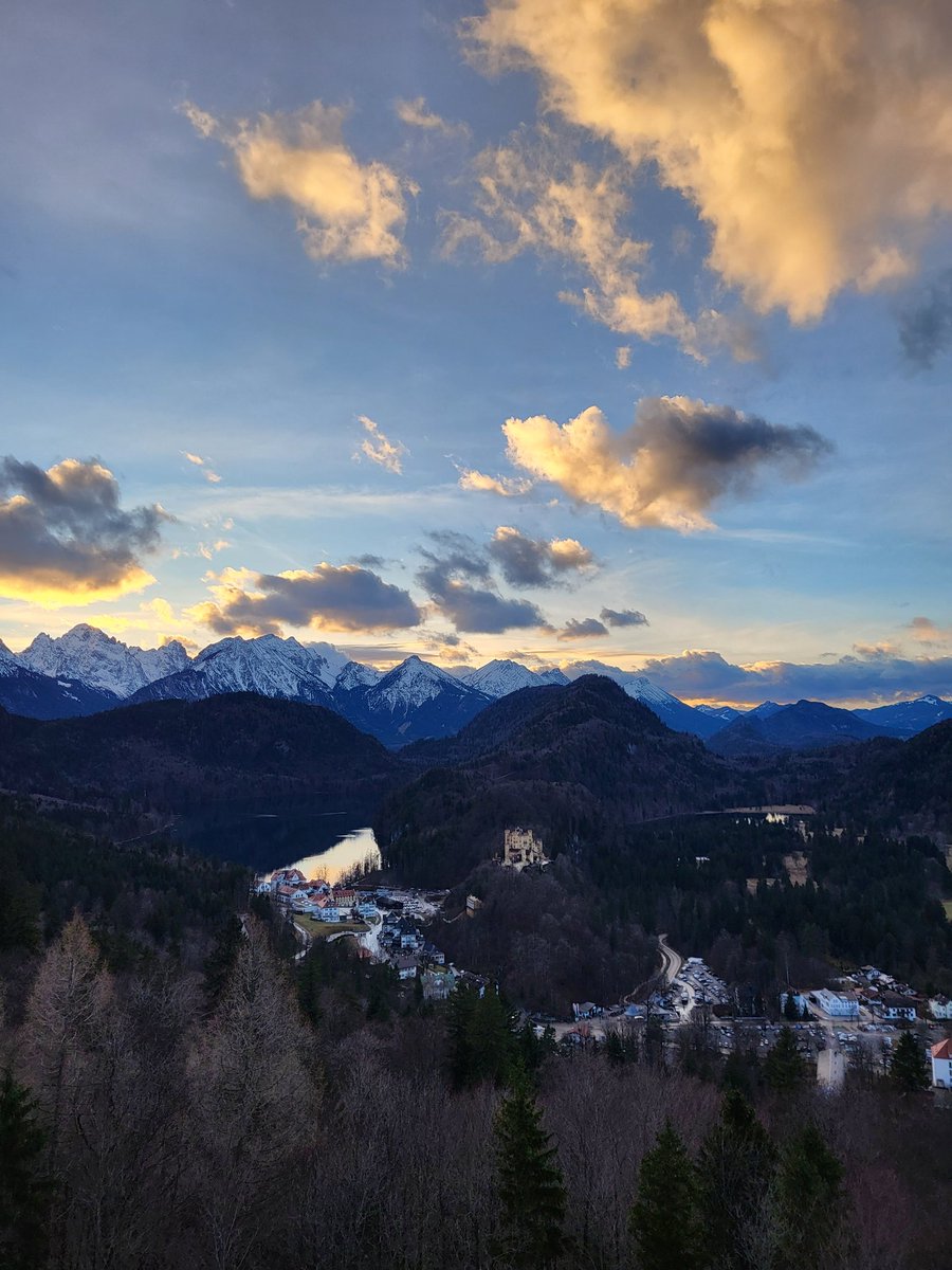 _agentv_'s tweet image. Slot Neuschwanstein in Duitsland behoort sinds vandaag toch wel echt tot één van de hoogtepunten tijdens m'n tripje 🥹🫶✨️ Letterlijk een sprookjeskasteel om doorheen te wandelen, Walt Disney inspireerde het namelijk om zijn bekende kasteel te bouwen 🎀