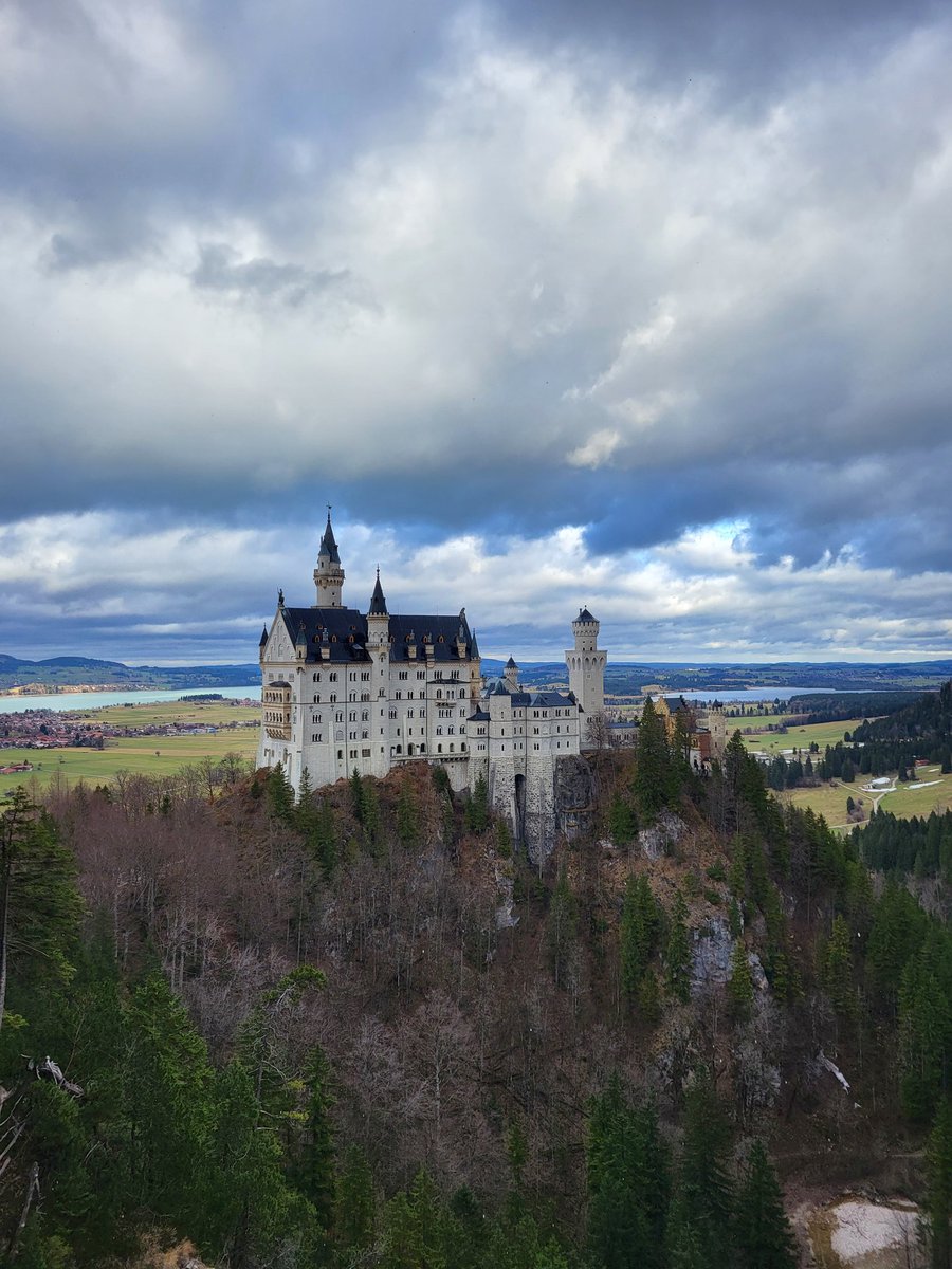 _agentv_'s tweet image. Slot Neuschwanstein in Duitsland behoort sinds vandaag toch wel echt tot één van de hoogtepunten tijdens m'n tripje 🥹🫶✨️ Letterlijk een sprookjeskasteel om doorheen te wandelen, Walt Disney inspireerde het namelijk om zijn bekende kasteel te bouwen 🎀
