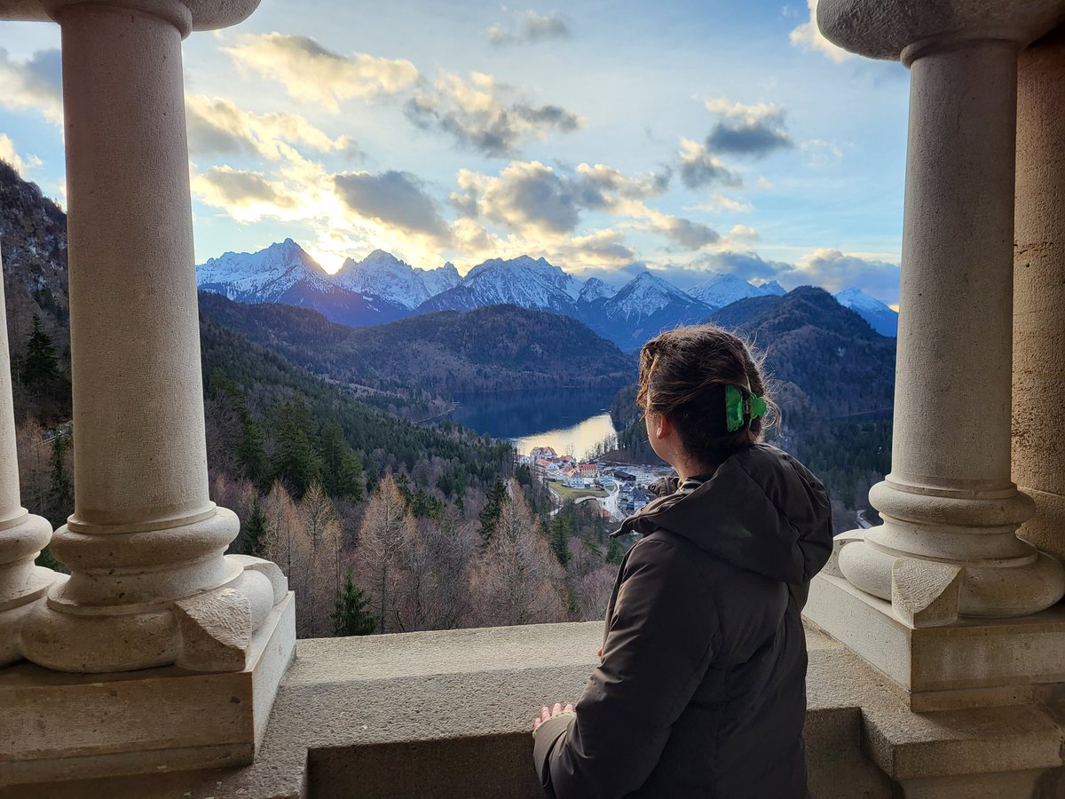 _agentv_'s tweet image. Slot Neuschwanstein in Duitsland behoort sinds vandaag toch wel echt tot één van de hoogtepunten tijdens m'n tripje 🥹🫶✨️ Letterlijk een sprookjeskasteel om doorheen te wandelen, Walt Disney inspireerde het namelijk om zijn bekende kasteel te bouwen 🎀