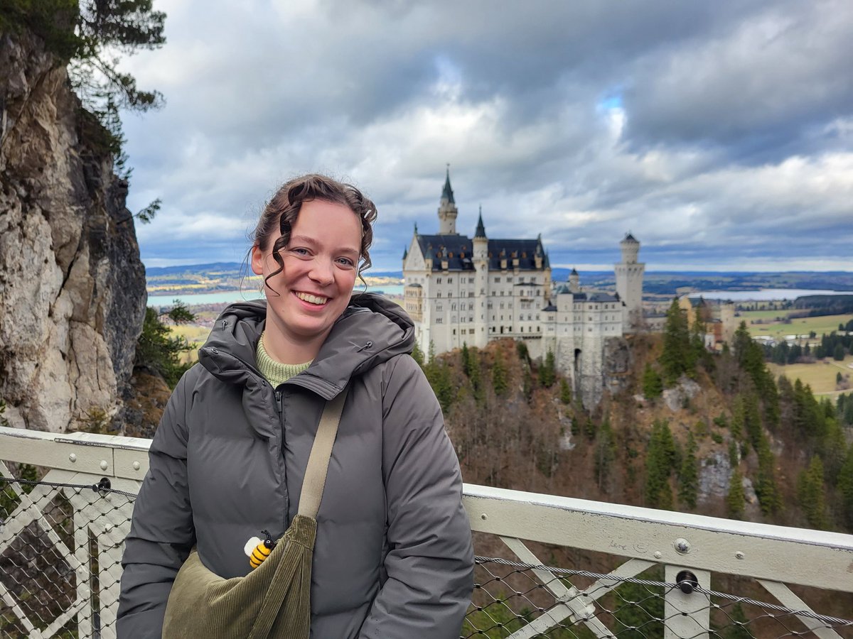 _agentv_'s tweet image. Slot Neuschwanstein in Duitsland behoort sinds vandaag toch wel echt tot één van de hoogtepunten tijdens m'n tripje 🥹🫶✨️ Letterlijk een sprookjeskasteel om doorheen te wandelen, Walt Disney inspireerde het namelijk om zijn bekende kasteel te bouwen 🎀