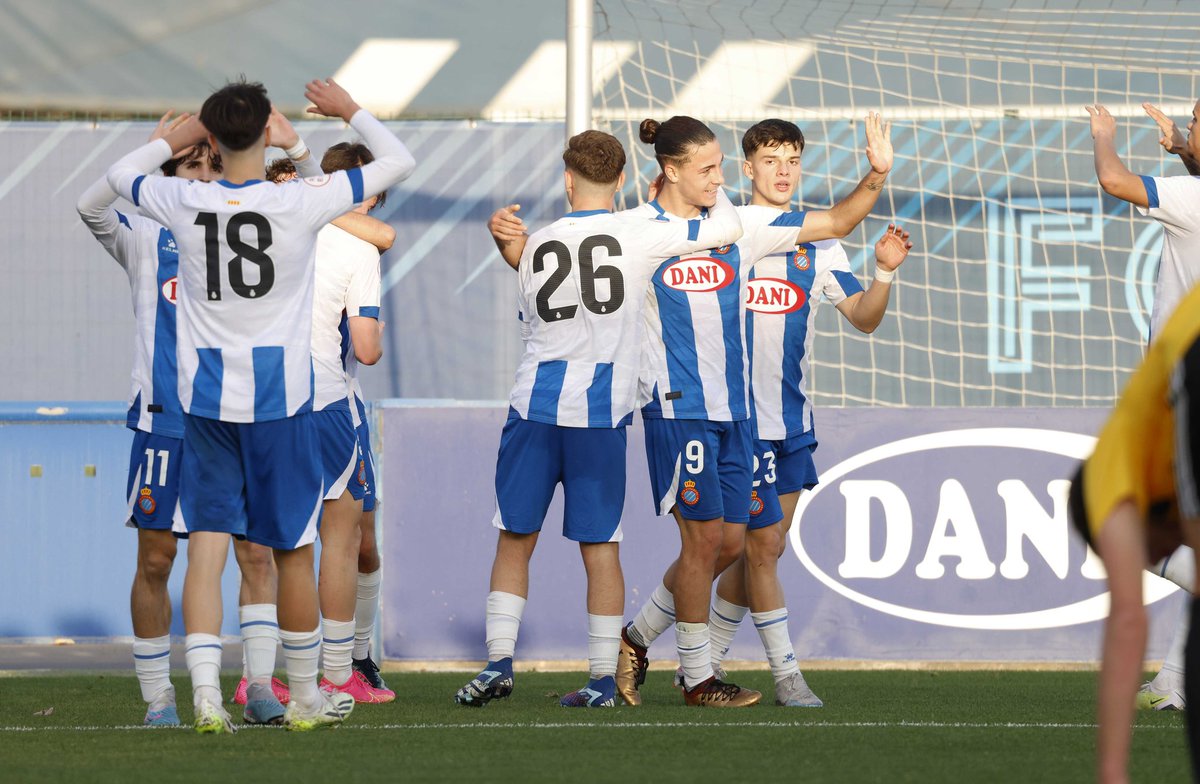 ControlyPase_es's tweet photo. 🦜 El Espanyol es el primero para clasificar a octavos de final

🔍 El conjunto perico venció por 3-1 ante un competitivo Compostela que compitió durante todo el partido y sobre todo durante la primera parte

📈 Gran partido de el portero gallego @jorgetriillo1 que salvó al equipo en grandes ocasiones

⚽ Que diferencial es Jan Moreno que ha renovado esta temporada con el Espanyol y seguro que acaba muy arriba en el futuro