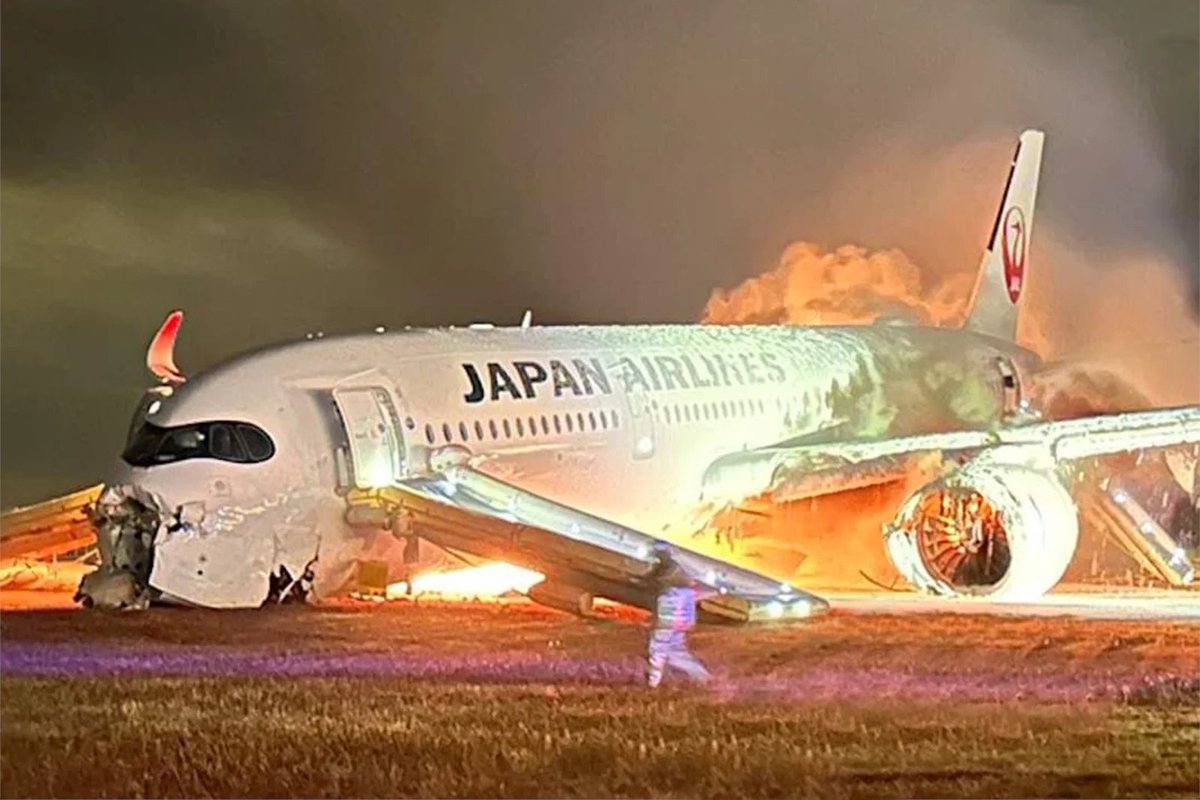 Aviation_XX's tweet photo. ¡Saludos, aviadores! Hoy os presento el #hilo sobre el reciente accidente protagonizado por el Airbus #A350 de Japan Airlines, cuyas impactantes imágenes han dado la vuelta al mundo esta semana.

Vamos a desglosar los detalles, identificar a los implicados y tratar de entender lo sucedido. Analizaremos la información disponible hasta el momento para arrojar luz sobre este evento.

Es importante aclarar que no hablo en calidad de autoridad, y que las causas y responsabilidades del accidente serán determinadas por las autoridades competentes.