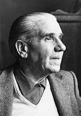 Όταν πιστεύω πως η πέτρα είναι πέτρα, πως το σύννεφο είναι σύννεφο, βρίσκομαι σε κατάσταση ασυνειδησίας.
(σ. 36)
107
13 Αφορισμοί του Antonio Porchia

Κλικ στο σχόλιο κι εδώ: poets-radio.net/%cf%81%ce%b1%c… για να διαβάσετε τα υπόλοιπα!