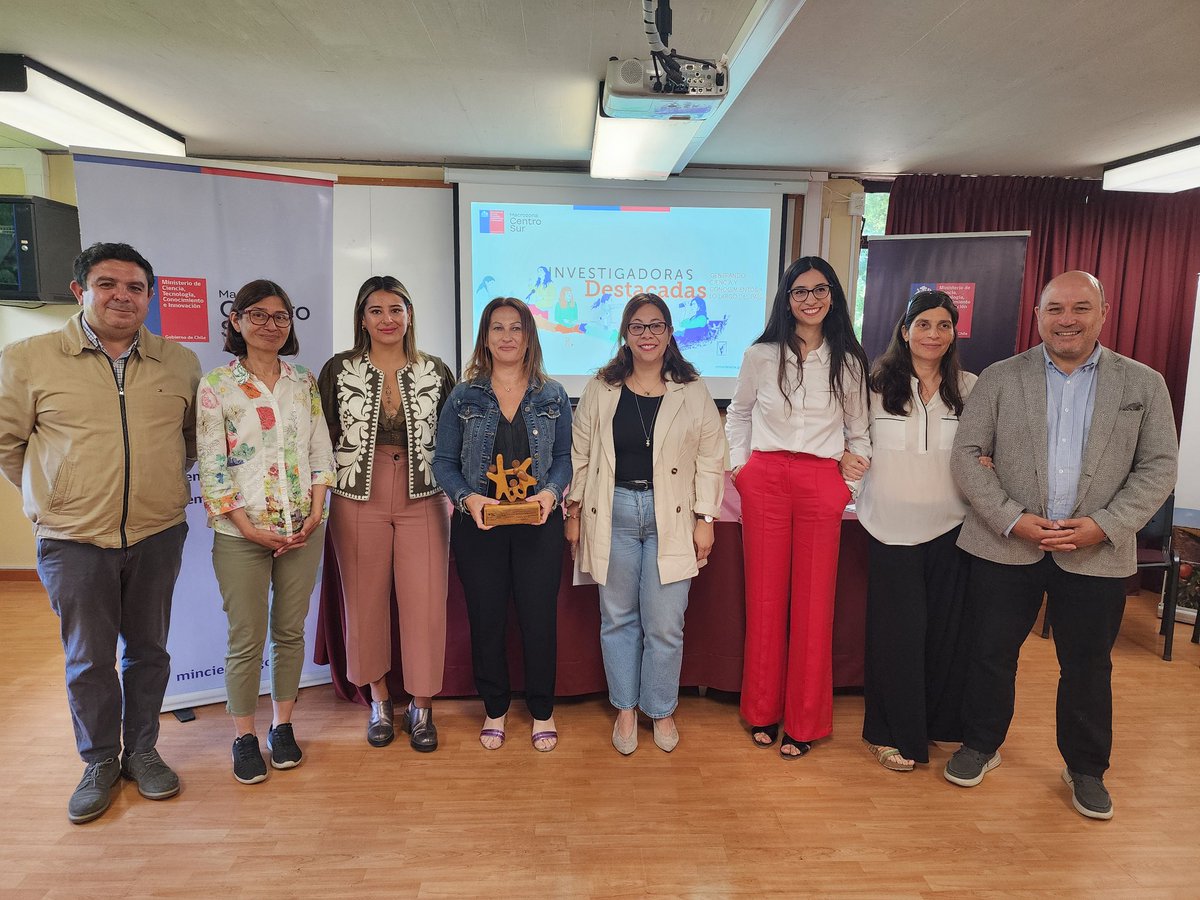 SeremiCienciaB's tweet photo. Es por esto que hoy tuvimos una gran jornada en donde la Seremi @sofia_valenzuel junto a @MMEG_Nuble  Constanza Sánchez reconocieron a destacadas investigadoras de Ñuble.

- Dra.Mónica Montoroy G.
- Dra.María Dolores López B.
- Dra.Jacqueline Araneda F.
- Dra.Tania Faúndez C. https://t.co/wkOcJSgoVG