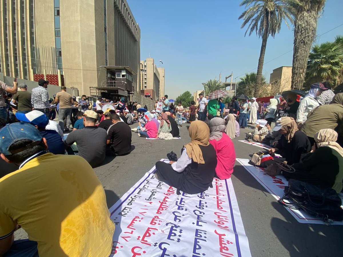 سنوات قضيناها بالدراسة بأمل الحصول على شهادة نفتخر بها وعند الحصول على هذه الشهادة..صُدِمنا بالتهميش والتجاهل والإقصاء من الدرجات الوظيفبة ألسنا من أبناء هذا البلد؟!
#انصفوا_العشره_الاوائل