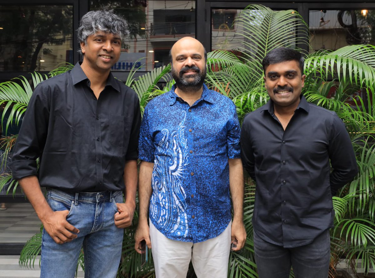 Kaviperarasu @Vairamuthu appreciated Lyricist @madhankarky,Composer @anilsrinivasan and song producer @abinathqmis,the team behind Queen Mira International School's Student Anthem in Tamil that has won praise at Universal Children’s Day celebrations by UNICEF in Mumbai
@onlynikil