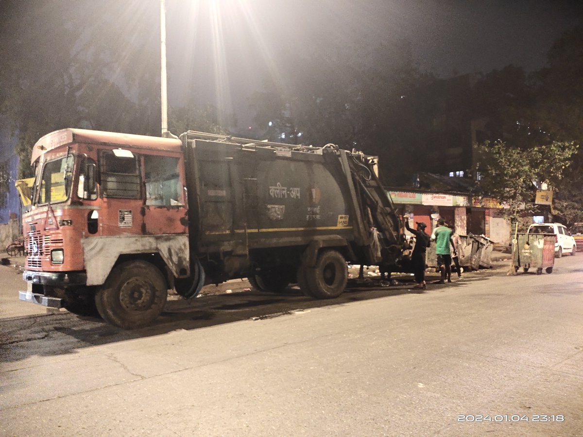mumbaimatterz's tweet photo. Nice to see  "Deep Cleaning" happening at Night.
@mybmc https://t.co/6SVjTIAlet