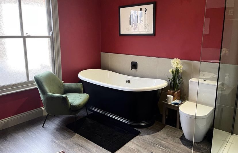 Be bold by painting your bathroom walls red and bringing in a black painted Boat Bath by BC Designs!

A cosy setting achieved by @hsinteriors_uk , great job!

#bathroomremodel #cosybathrooms #redbathrooms #boatbath #bcdesigns #paintedbaths #periodliving #bathrooms #renovation