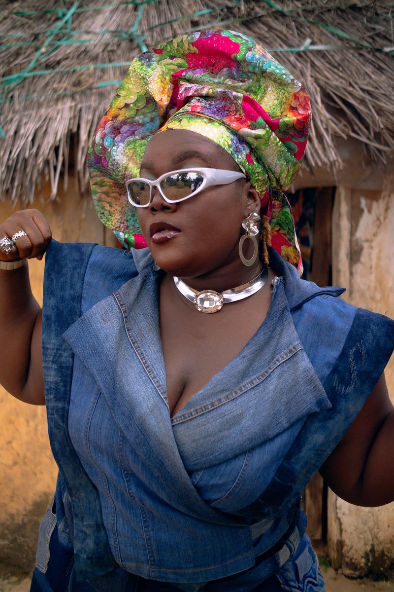 Fatshionistaa's tweet photo. Dear @topicals , this is me shooting my shot at you. I’ve been seeing black creators all over my Ig doing their damn thing wearing the faded under eye masks and their luscious lips sporting the slick salve , and I a Nigerian creator wanna join the fun.  Give me a chance 🙏🏾😭 https://t.co/LdkKxoyvOG