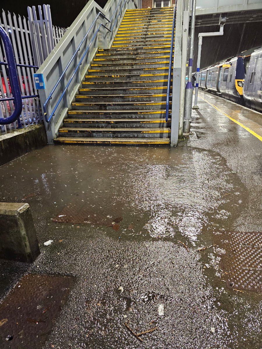 KsantosP's tweet photo. Could not believe getting off the train at New Eltham from London a huge flood we all had to step into to this to get out! This needs dealing with ASAP my feet are very wet! It's not good enough https://t.co/3h51urSRHE