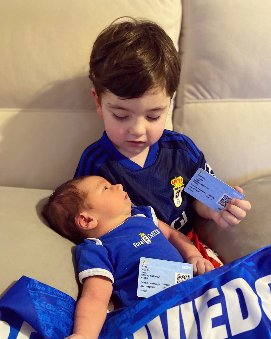 nachin_martinez's tweet photo. El socio 13409 del @RealOviedo le da la bienvenida al socio 23000. Bienvenido a la familia oviedista enol https://t.co/M3w4JYogqn