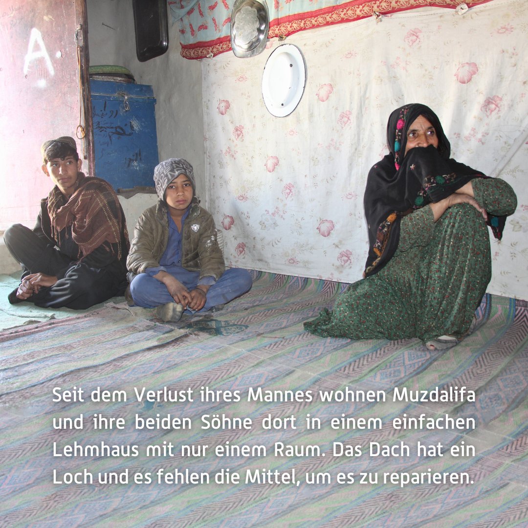IslamicReliefDE's tweet photo. Im Flüchtlingslager in Bot Khak in #Afghanistan kämpft Witwe Muzdalifa mit ihren zwei Söhnen täglich ums Überleben. Auch in diesem Jahr stehen geflüchtete Familien im Fokus unserer #Winterhilfe - spende jetzt, damit sie die Kälte überstehen! ❄️
➡https://t.co/RxM2gW973b https://t.co/ehu1V4rJro