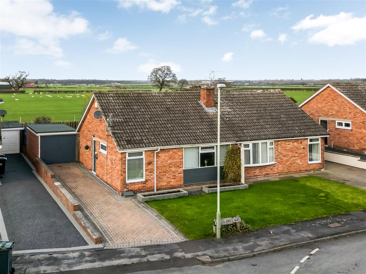 TheCarverGroup's tweet photo. This is a beautifully presented bungalow backing onto stunning rural countryside. 

With a lovely living/dining room, kitchen, conservatory, 2 bedrooms, bathroom and a spacious rear garden 🌿

📍Hurworth Place, Darlington
🏡£210,000
➡️https://t.co/dGHL6xDZsN https://t.co/7p6SOBILXE