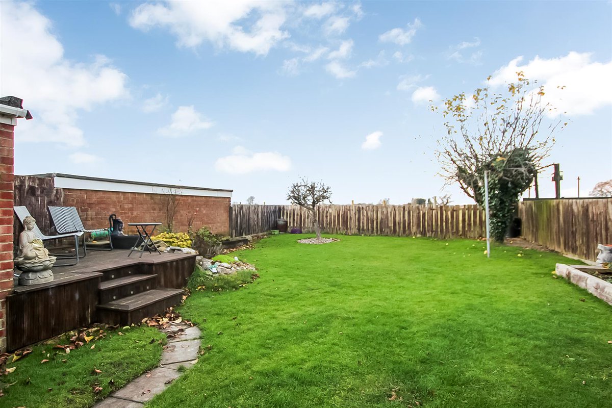 TheCarverGroup's tweet photo. This is a beautifully presented bungalow backing onto stunning rural countryside. 

With a lovely living/dining room, kitchen, conservatory, 2 bedrooms, bathroom and a spacious rear garden 🌿

📍Hurworth Place, Darlington
🏡£210,000
➡️https://t.co/dGHL6xDZsN https://t.co/7p6SOBILXE