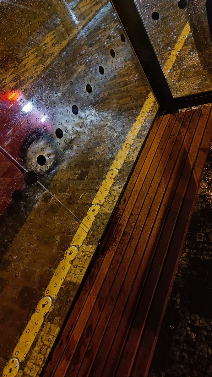 CoaunDaum's tweet photo. @DPPOficialni @DopravniPeklo cenim rozsireni zastavky na Malostranske, i pristresek je fajn, ale kazde projizdejici auto nas tady pocaka, takze mame sice suchou hlavu za to vsichni maji mokre nohy. Neslo by to nejak vymyslet pls? https://t.co/4t4VcyOrMH